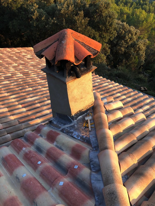 Installation d'une bande d'étanchéité sur une cheminée de toit ou application d'une membrane d'imperméabilisation entre Draguignan et Valbonne dans les Alpes-Maritimes